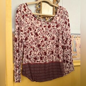 Faded Glory Red and White Blouse with Long Sleeves and Floral Pattern  💋💋